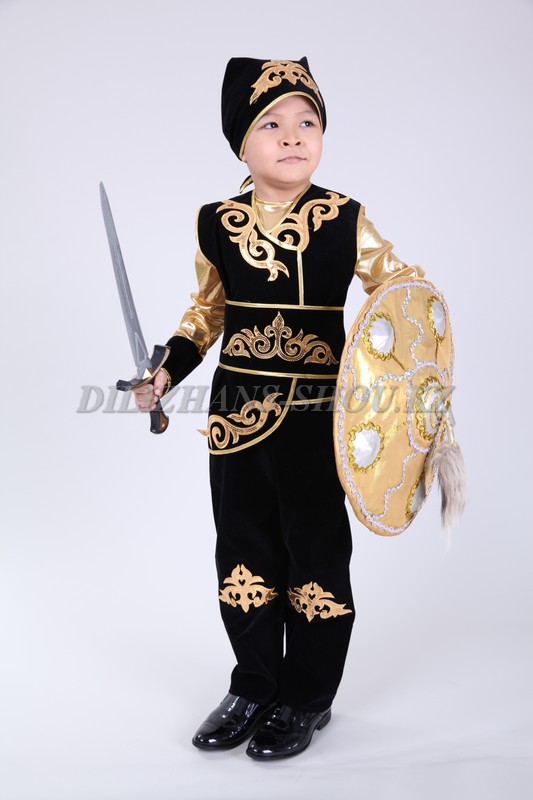 Мальчик в казахском национальном костюме