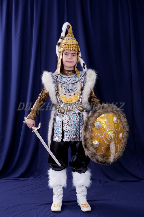 Детский хана. Казахский костюм для мальчика. Казахский национальный костюм для мальчика. Костюм батыра для мальчика. Костюм казахского батыра детский.